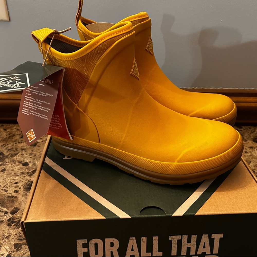 Muck Boots! Women’s Yellow Ankle Boots NEVER WORN NWT 💛💛💛